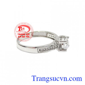 Các đường nét kết hợp hài hòa cùng đá cz tạo lên vẻ đẹp kiêu sa, tinh tế. Nhẫn nữ vàng trắng tinh khôi