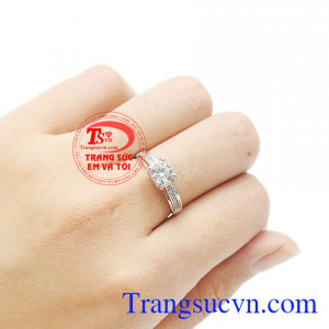 Sản phẩm chế tác từ vàng trắng 18k bền đẹp. Nhẫn nữ vàng trắng tinh khôi
