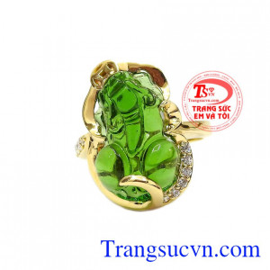 Nhẫn vàng tỳ hưu may mắn được chế tác từ vàng tây 10k và đá nhân tạo tỳ hưu màu xanh.