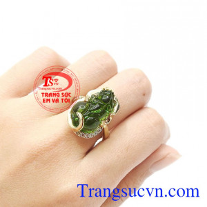 Tỳ hưu sẽ hút tiền tài, mang lại cho gia chủ luôn giàu có và sung túc. Nhẫn vàng tỳ hưu may mắn
