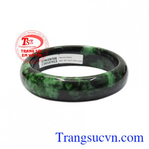 Ngọc cẩm thạch được biết tới với tính chất hợp phong thủy, mang lại điều may mắn, thịnh vượng cho người dùng. Vòng cẩm thạch bản hẹ bình an