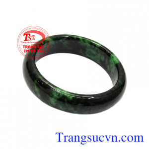 Vòng cẩm thạch bản hẹ bình an là một món quà ý nghĩa dành tặng cho người bà, người mẹ của bạn. 