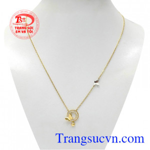 Bộ dây chuyền hồ điệp tình yêu được thiết kế tinh xảo, bắt mắt, sẽ là lựa chọn hoàn hảo cho những cô nàng dễ thương.