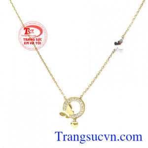 Bởi vậy, bộ dây chuyền hồ điệp sẽ là sản phẩm được các nàng ưa chuộng.