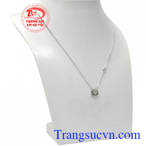 Điểm nhấn của bộ dây chuyền chính là cách đính đá đầy chuyên nghiệp, công nghệ cao khiến cho phái đẹp tôn lên sức hút của chính mình. Bộ dây chuyền liền mặt cá tính