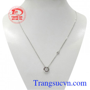 Bộ dây chuyền liền mặt kiểu cách được chạm khắc tinh xảo, thiết kế hợp xu hướng.