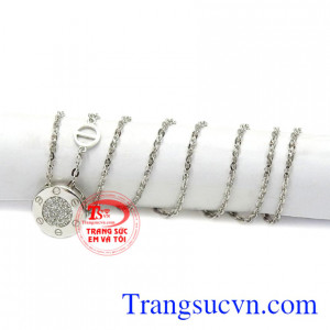 Sản phẩm phù hợp làm quà tặng cho một nửa của mình trong những ngày trọng đại với lời nhắn nhủ đầy yêu thương. Bộ dây chuyền liền mặt kiểu cách