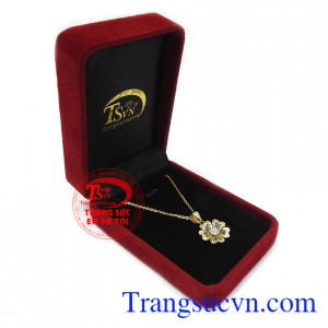 Thiết kế trang nhã, phù hợp thị hiếu phái đẹp, là món quà ý nghĩa cho người bạn yêu thương. Bộ dây chuyền nữ sành điệu