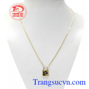 Bộ dây chuyền ổ khóa tình yêu được thiết kế đơn giản với hình ổ khóa thân quen với cuộc sống nhưng vẫn mang lại nét cá tính, riêng biệt cho sản phẩm.