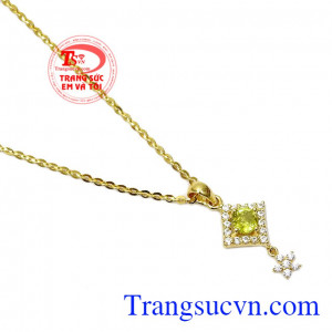 Không chỉ là món đồ trang sức mà đá Peridot còn mang lại cho chủ nhân sự may mắn, tài lộc,Bộ dây chuyền Peridot điệu đà