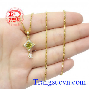 Bộ sản phẩm hợp thời trang dễ dàng kết hợp với nhiều kiểu trang phục khác nhau,Bộ dây chuyền Peridot điệu đà