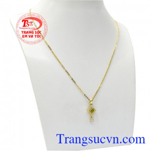 Với thiết kế độc đáo, xinh xắn, hợp thời trang mang lại cho bộ sản phẩm sự nữ tính, nổi bật,Bộ dây chuyền Peridot điệu đà