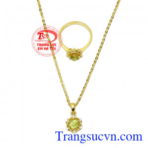 Bộ trang phục phù hợp với nhiều dịp khác nhau như những buổi tiệc hoặc đơn giản là kết hợp cùng những bộ trang phục đi làm đời thường cho các cô gái,Bộ dây chuyền Peridot xinh xắn