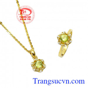 Bộ dây chuyền Peridot xinh xắn là sự kết hợp hoàn hảo mang lại vẻ đẹp nổi bật và quý phái cho nữ giới,Bộ dây chuyền Peridot xinh xắn