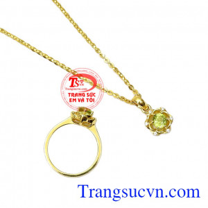 Bộ dây chuyền cùng mặt dây kết hợp thêm nhẫn Peridot với hình hoa được chạm khắc tinh xảo, trang nhã,Bộ dây chuyền Peridot xinh xắn