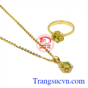 Sản phẩm là món quà ý nghĩa dành tặng cho người thân hoặc bạn bè mang mệnh Mộc và Hỏa,Bộ dây chuyền Peridot xinh xắn