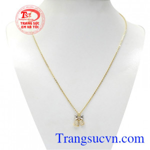 Bộ dây chuyền quả chuông may mắn được thiết kế tinh tế từ vàng màu và vàng trắng kết hợp với đá CZ.