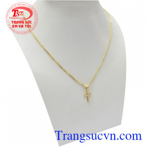 Đeo thánh giá bên người sẽ nhận được sự bảo hộ, che chở và mang lại bình an, may mắn cho bản thân