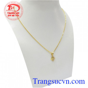 Với sự kết hợp độc đáo, mới lạ phù hợp nhiều phong cách thời trang và trang phục khác nhau