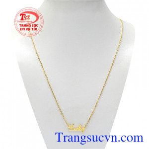 Bộ dây chuyền vàng chữ Lucky mang lại vẻ xinh xắn, dễ thương cho nữ giới.