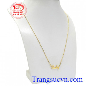 Bộ dây chuyền vàng chữ Lucky sáng bóng, thiết kế tỉ mỉ đường nét sắc xảo.