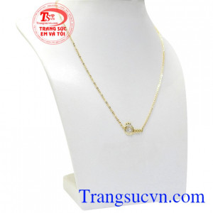 Nữ hoàng là người có quyền thế cao nhất, người cai trị đế quốc.