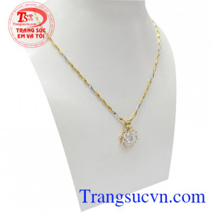 Sản phẩm với sự kết hợp tinh tế tôn lên sự dịu dàng, nữ tính và phong cách cho phái đẹp Bộ dây chuyền vàng quý phái