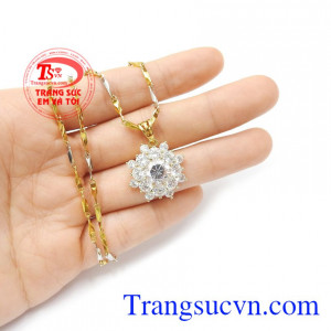 Bộ dây chuyền là lựa chọn quà tặng tuyệt vời cho người bạn yêu thương những dịp ý nghĩa. Bộ dây chuyền vàng quý phái