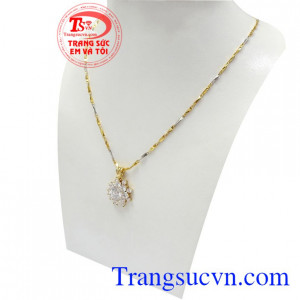 Ngoài ra bộ dây còn dễ dàng kết hợp với nhiều phong cách thời trang và trang phục tạo nên phong cách thời trang hiện đại cho người đeo Bộ dây chuyền vàng quý phái