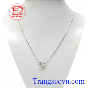 Bộ dây chuyền vàng trắng định mệnh được chế tác sắc nét, kiểu dáng xinh xắn.