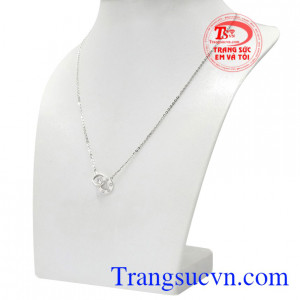 Bộ dây chuyền vàng trắng định mệnh tôn lên sự dịu dàng, xinh xắn phù hợp với nhiều lứa tuổi.