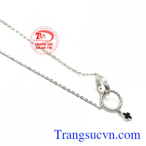 Bộ dây chuyền mang lại vẻ đầy cá tính nhưng vẫn giữ được nét dịu dàng, duyên dáng cho phái đẹp. Bộ dây chuyền vàng trắng độc đáo