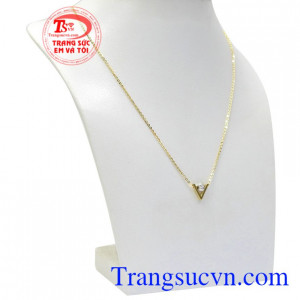 Viên bi vàng trắng chính là điểm nhấn khiến cho bộ dây chuyền trở nên thu hút, sáng bóng. Bộ dây liền mặt hiện đại