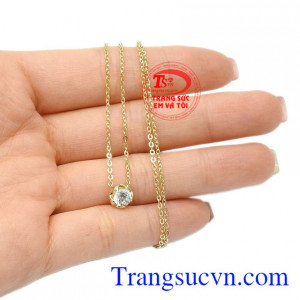 Điểm nhấn của bộ dây là viên CZ được đính vào làm tăng vẻ lấp lánh cho sản phẩm. Bộ dây liền mặt nhỏ xinh