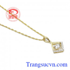Kiểu dáng đơn giản, thanh lịch nhưng vẫn tạo được sức hút cho chủ nhân khi đi giữa đám đông,Bộ dây nữ vàng thời trang