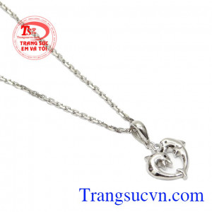 Cũng chính vì sự ấm áp đó khiến bạn nữ dễ kết hợp với những mẫu áo váy xinh xắn, trẻ trung và quyến rũ,Bộ dây nữ vàng trắng cá heo