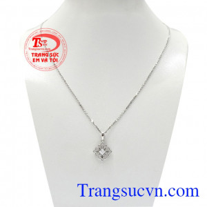 Bộ dây nữ vàng trắng quý tộc là sự kết hợp giữa dây chuyền nhập khẩu Italy và mặt dây cũng được nhập khẩu từ Hàn Quốc,Bộ dây nữ vàng trắng quý tộc