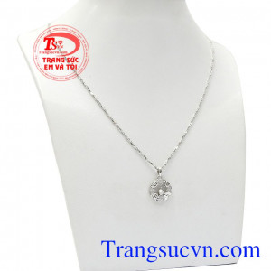 Mặt dây với kiểu dáng trẻ trung mang ý nghĩa hạn phúc bề lâu cực kỳ nổi bật với các chi tiết phay sáng và kết đá,Bộ dây nữ vàng trắng trái tim