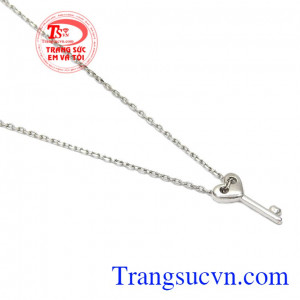 Nó chính là việc ngỏ lời mở cửa trái tim đối phương – một lời tỏ tình và tuyên bố đầy nhẹ nhàng của các chàng trai tinh tế dành cho các cô gái của mình,Bộ dây vàng trắng chìa khóa