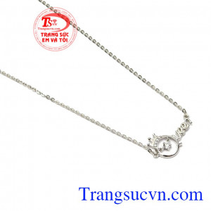 Các chi tiết đính đá Cz làm bộ dây càng nổi bật hơn, cá tính hơn nhưng vẫn dễ dàng kết hợp cùng nhiều kiểu trang phục khác nhau,Bộ dây vàng trắng chữ Queen