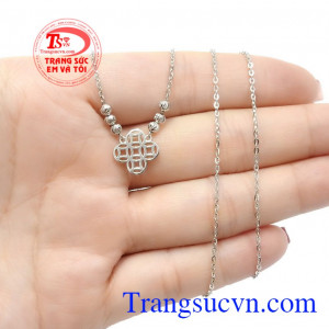 Hình ảnh các đồng kim tiền tụ lại vào nhau như tượng trưng cho sự quy tụ của tài lộc, phú quý hay thần tài luôn theo gia chủ mang lại tiền tài, may mắn cả năm,Bộ dây vàng trắng kim tiền