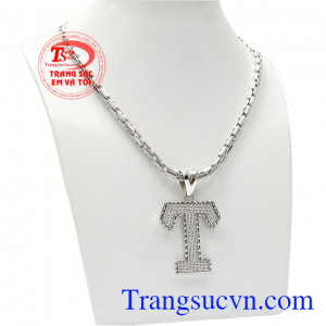 Mặt dây được chế tác tỉ mỉ từ chi tiết phay đến những viên đá Cz nhỏ được đính trên bề mặt,Bộ dây vàng trắng nam chữ T