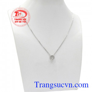 Biểu tượng hình trái tim nhỏ tụ lại thành một bông hoa bốn cánh mang lại vẻ nữ tính cho các cô gái,Bộ dây vàng trắng nhỏ xinh