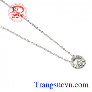 Đây sẽ là một gợi ý về món quà mà các chàng trai có thể tặng cho các cô gái của mình vào nhiều dịp trong năm,Bộ dây vàng trắng nhỏ xinh