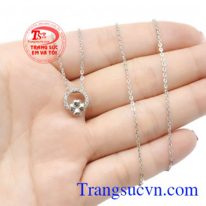 Bao quanh bên ngoài là hình tròn kết đá CZ sáng làm sản phẩm càng tỏa sáng hơn,Bộ dây vàng trắng nhỏ xinh