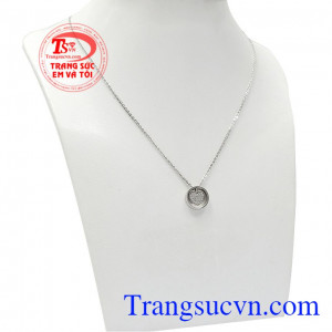 Dây chuyền là một loại trang sức không thể thiếu của phái đẹp, làm tôn lên từng bộ trang phục và thể hiện tính cách riêng của mỗi cô gái,Bộ dây vàng trắng trái tim