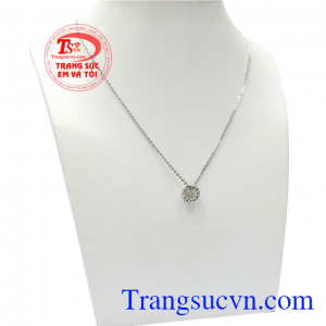 Với thiết kế nhiều hình trái tim nối vào nhau thành vòng tròn mang ý nghĩa tình yêu không bao giờ kết thúc,Bộ dây vàng trắng trang nhã