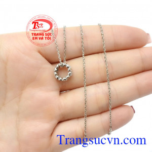 Kết hợp cùng những viên đá CZ sáng lấp lánh càng làm nổi bật thêm cho chủ nhân,Bộ dây vàng trắng trang nhã