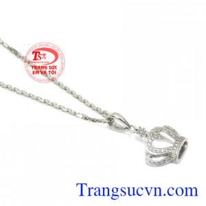 Đây cũng là lựa chọn hoàn hảo để làm quà tặng cho một nửa của mình với lời nhắn gửi yêu thương. Bộ mặt dây nữ hoàng