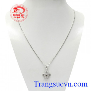 Bộ mặt dây nữ hoàng là sự kết hợp tinh tế dành cho những cô nàng dễ thương, nữ tính.